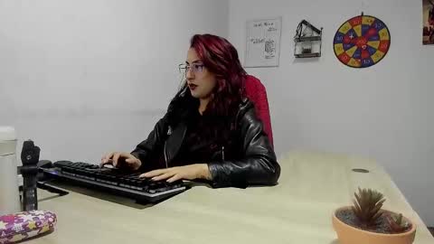 Snapshot of scarlett_sen chatting on January 24, 3:34 pm Mistress Scarlett online show from January 24, 3:34 pm