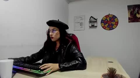 Snapshot of scarlett_sen chatting on January 25, 2:36 pm Mistress Scarlett online show from January 25, 2:36 pm