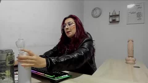 Snapshot of scarlett_sen chatting on January 31, 2:28 pm Mistress Scarlett online show from January 31, 2:28 pm