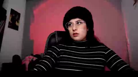 Snapshot of scarlett_sen chatting on October 25, 2:13 pm Mistress Scarlett online show from October 25, 2:13 pm