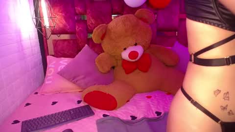 Snapshot of scarlett_squerit chatting on July 8, 2:32 pm scarlett_squerit online show from July 8, 2:32 pm