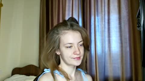 Snapshot of scented_elsa chatting on June 24, 6:34 am Elsa online show from June 24, 6:34 am