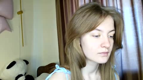 Snapshot of scented_elsa chatting on June 25, 8:19 am Elsa online show from June 25, 8:19 am