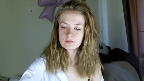 Snapshot of scented_elsa chatting on July 5, 7:59 am Elsa online show from July 5, 7:59 am