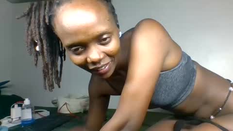 Snapshot of scentedfriction chatting on November 27, 5:37 pm scentedfriction online show from November 27, 5:37 pm