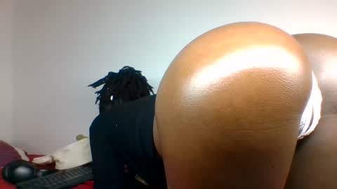 Snapshot of scentedfriction chatting on December 3, 11:36 pm scentedfriction online show from December 3, 11:36 pm