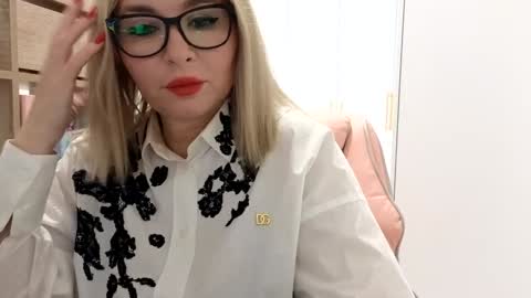 Snapshot of schoolteach chatting on November 12, 10:09 pm cindy desire online show from November 12, 10:09 pm