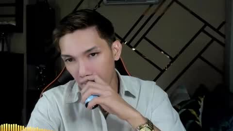 Snapshot of scorphoenix chatting on December 6, 9:24 pm Not Angelo online show from December 6, 9:24 pm