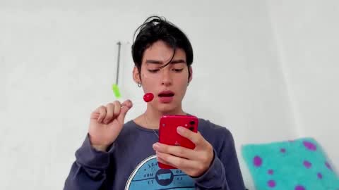 Snapshot of sebas_rosse chatting on December 7, 3:41 pm sebastian online show from December 7, 3:41 pm