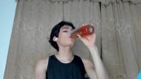 Snapshot of sebas_rosse chatting on February 18, 3:21 am sebastian online show from February 18, 3:21 am