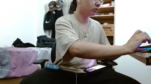 Snapshot of sebasslops chatting on February 3, 2:36 am Sebas online show from February 3, 2:36 am