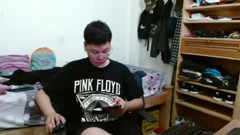 Snapshot of sebasslops chatting on February 5, 5:52 am Sebas online show from February 5, 5:52 am