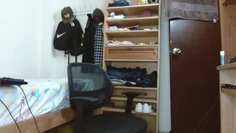 Snapshot of sebasslops chatting on February 18, 6:15 pm Sebas online show from February 18, 6:15 pm