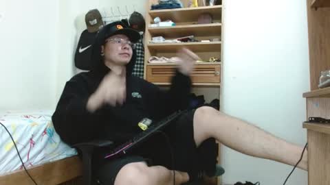 Snapshot of sebasslops chatting on February 18, 11:41 pm Sebas online show from February 18, 11:41 pm