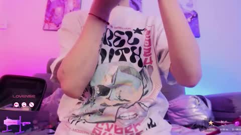     .  INDEPENDENT MODEL online show from February 21, 1:01 pm