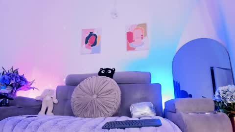     .  INDEPENDENT MODEL online show from April 21, 5:03 am