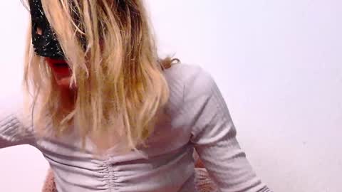 Snapshot of secretanni chatting on December 13, 4:00 am Anni online show from December 13, 4:00 am