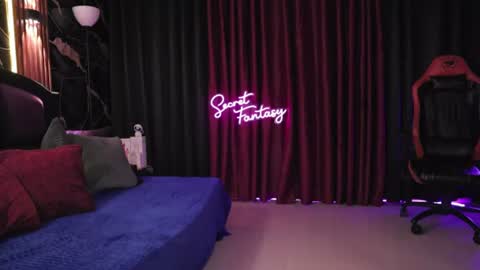 Kiki and Max online show from June 23, 1:03 am
