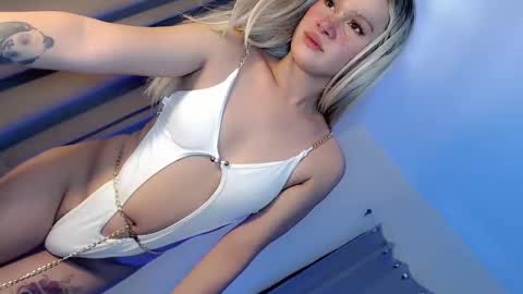 Snapshot of seductive_temptation1 chatting on December 9, 2:45 am cath online show from December 9, 2:45 am