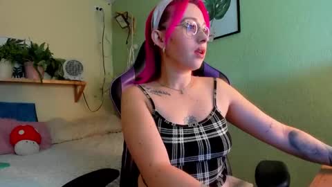 Snapshot of sejmet_5 chatting on November 16, 3:17 pm Yeyis online show from November 16, 3:17 pm