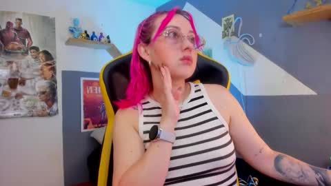 Snapshot of sejmet_5 chatting on December 3, 2:37 pm Yeyis online show from December 3, 2:37 pm