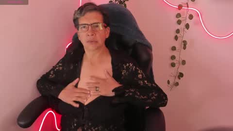 Selena online show from April 16, 11:22 am