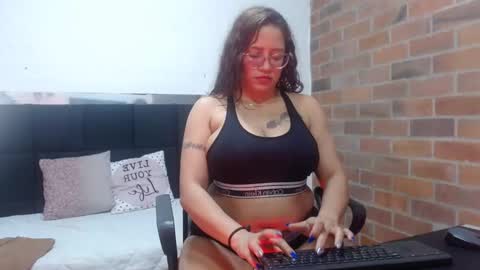 Snapshot of selena_tits_ chatting on October 10, 1:04 am Selena online show from October 10, 1:04 am