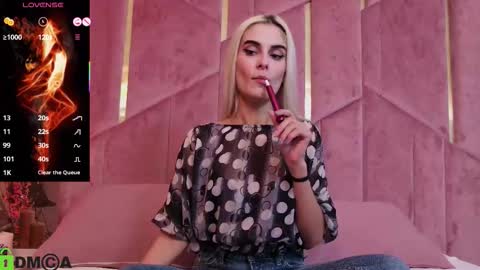 Snapshot of selenadaze chatting on November 29, 5:32 am Selena online show from November 29, 5:32 am