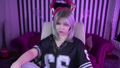 selenairis online show from April 29, 7:01 am