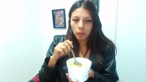 Snapshot of selenakyle92_ chatting on December 23, 6:27 pm Selena online show from December 23, 6:27 pm