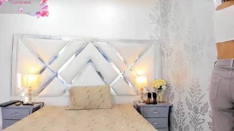 Snapshot of selenareyess chatting on December 3, 12:36 pm Selena reyess online show from December 3, 12:36 pm