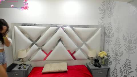 Snapshot of selenareyess chatting on December 18, 12:22 pm Selena reyess online show from December 18, 12:22 pm