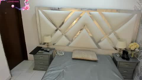 Snapshot of selenareyess chatting on December 19, 12:01 pm Selena reyess online show from December 19, 12:01 pm