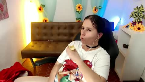 Snapshot of selene_mom chatting on February 24, 5:31 pm selene online show from February 24, 5:31 pm