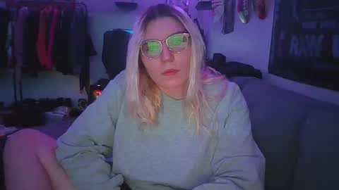 Snapshot of selenebaby chatting on December 28, 11:16 pm Selene online show from December 28, 11:16 pm