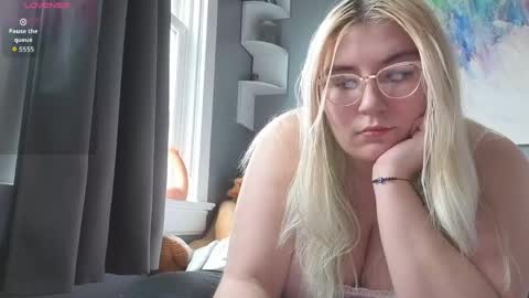 Selene online show from April 18, 1:26 pm