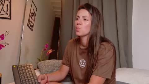 Snapshot of selenenova chatting on August 4, 4:20 pm Selene Nova online show from August 4, 4:20 pm