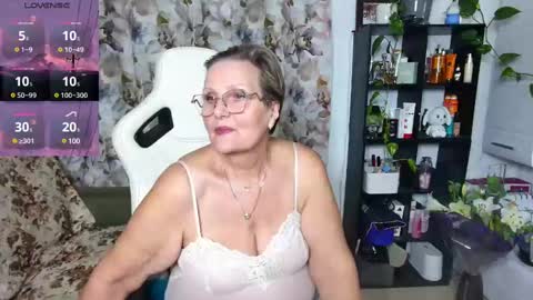 Selenna online show from December 1, 6:19 pm