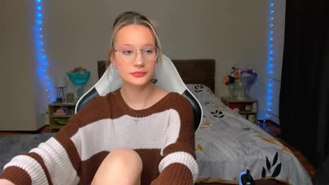 Simon and Alice online show from October 26, 8:26 pm