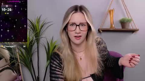 Snapshot of selina_thick chatting on December 4, 4:22 am Selina Mae online show from December 4, 4:22 am