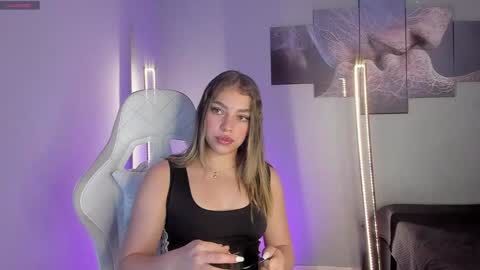 Snapshot of selyn_ chatting on December 14, 12:33 pm Selyn online show from December 14, 12:33 pm