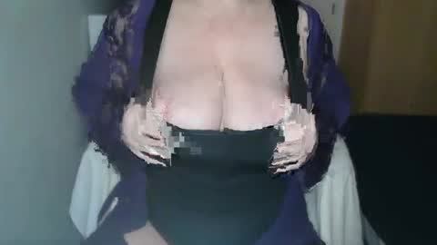 Snapshot of sensual_cris chatting on December 14, 10:34 am CRIS  online show from December 14, 10:34 am