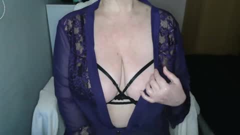 Snapshot of sensual_cris chatting on December 20, 9:32 am CRIS  online show from December 20, 9:32 am
