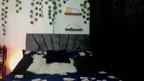 Snapshot of sensual_flame chatting on January 23, 3:26 am Camille and sophie online show from January 23, 3:26 am