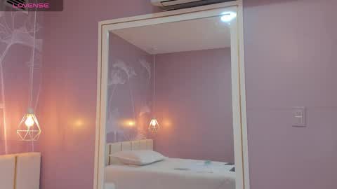 Snapshot of sensual_sophie_ chatting on September 19, 11:33 am Sophie online show from September 19, 11:33 am