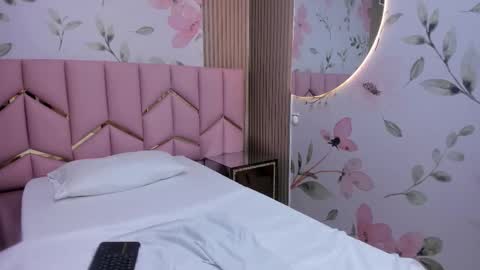 Snapshot of sensual_sophie_ chatting on December 1, 11:32 pm Sophie online show from December 1, 11:32 pm