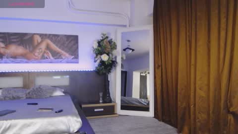 Snapshot of sensualhallie chatting on October 17, 3:58 pm Hallie online show from October 17, 3:58 pm