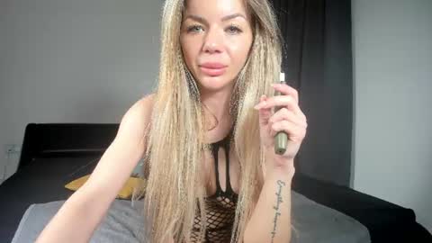 Snapshot of senzual_naughtyx chatting on June 15, 7:16 pm senzual_naughtyx online show from June 15, 7:16 pm