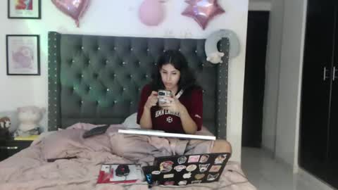 Snapshot of serenaroussee chatting on March 6, 2:09 am sararoussee online show from March 6, 2:09 am