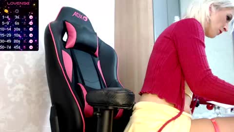 Snapshot of serenexxmilf chatting on December 20, 7:12 am serenexx  your MILF online show from December 20, 7:12 am